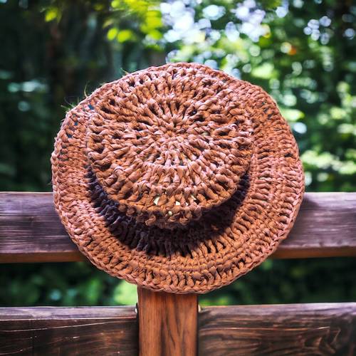 Chapeau crocheté rose poudré en raphia papier tour de tête 55 cm